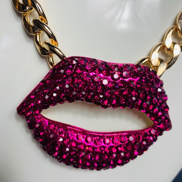 New 💋Natasha pink Crystal Lips Necklace - Picture 9 of 17